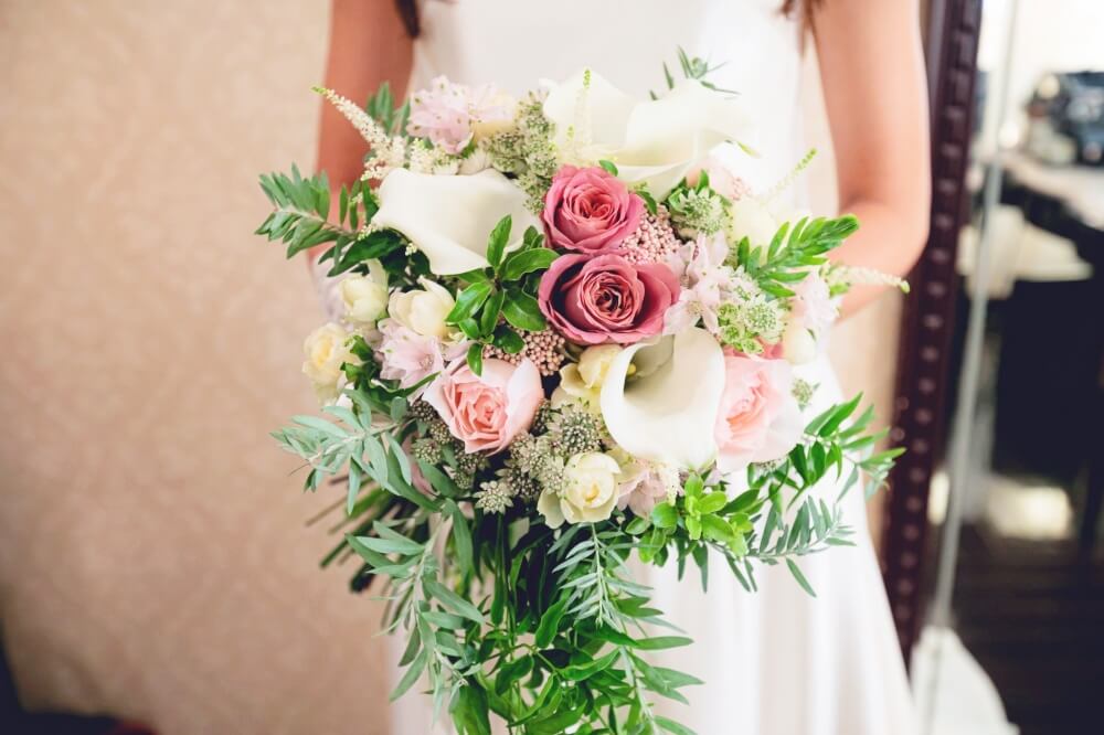 花束を持ったウエディングドレス姿の花嫁